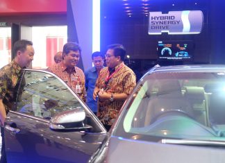 Toyota Bawa Mobil Hybrid Di Pameran Otomotif Surabaya Mobil Hybrid Toyota hadir di Pameran Otomotif Surabaya 2017