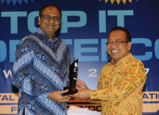 Biswadev Sengupta menerima pengharaan Top IT Telco Award 2017