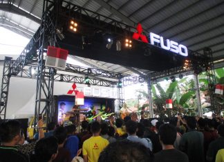 Konser Iwan Fals di Atas Truk Fuso Berakhir di Medan konser iwan fals