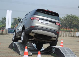 Mencoba Mobil-Mobil Jaguar Land Rover di Lintasan Khusus jaguar land rover
