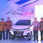 Manajemen Daihatsu berfoto bersama Grand New Xenia, yang resmi diluncurkan di Astra Daihatsu Biz Center, BSD, Tangerang pada Selasa, 15 Januari 2019