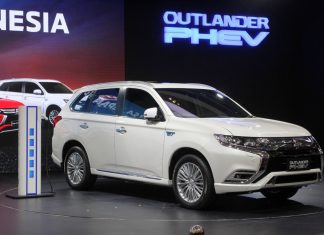 Intip Kecanggihan Mitsubishi Outlander PHEV, Bisa Jadi Tenaga Listrik Cadangan! mitsubishi outlander phev