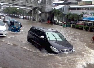 mobil terobos banjir