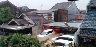 mobil dan rumah terendam banjir