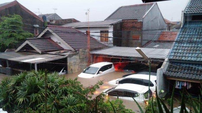 mobil dan rumah terendam banjir