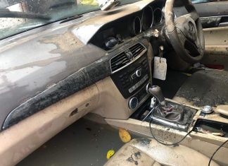 Alasan Kenapa Mobil yang Bekas Kena Banjir Harganya Lebih Murah kabin mobil bekas banjir