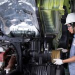 Mekanik Hino sedang mengecek Truk Hino