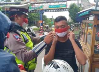 Ditlantas Polda Aceh Bagikan Masker untuk Rayakan HUT RI Ke-75 polda aceh bagi masker hut ri