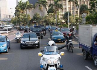 Jangan Sembarangan Masuk Konvoi Mobil Presiden, Ini Sanksinya konvoi mobil presiden