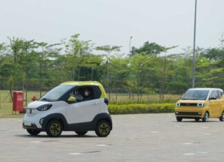 Menko Marives Luhut Panjaitan Jajal Mobil Listrik Wuling Mobil Listrik Wuling Mini EV