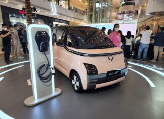 Wuling Tampilkan Mobil Listrik Produksi Lokal, Siap Dijual Tahun Ini mobil listrik wuling ev