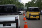 Wuling Air ev dengan ukuran compact mengusung keunggulan easy to use yang dibuktikan dengan manuver zig-zag pada kegiatan first driving impression di Kawasan Navapark