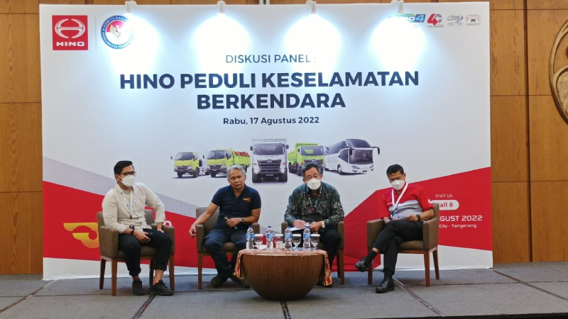 Hino Peduli Keselamatan Berkendara