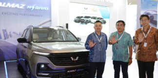 Wuling Almaz Hybrid tebar pesona di GIIAS Semarang 2022