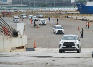 toyota sukses kapalkan hampir 300 ribu unit mobil