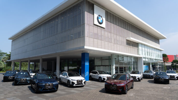 SUV listrik BMW iX xDrive40 resmi diserahkan ke konsumen