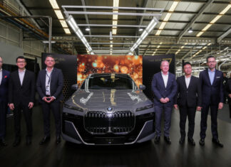 Sedan Mewah BMW Seri 7 Rakitan Lokal Resmi Dipasarkan Sedan mewah BMW Seri 7 terbaru resmi mengaspal di Indonesia