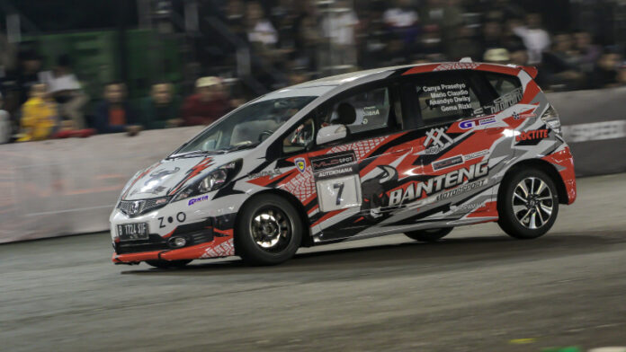 Mobil balap Honda Jazz Banteng Motorsport slalom