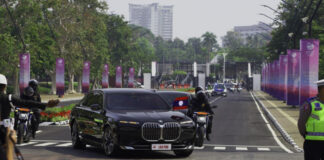 Sedan listrik BMW i7 jadi kendaraan yang digunakan delegasi pada KTT ASEAN Ke-43 di Jakarta