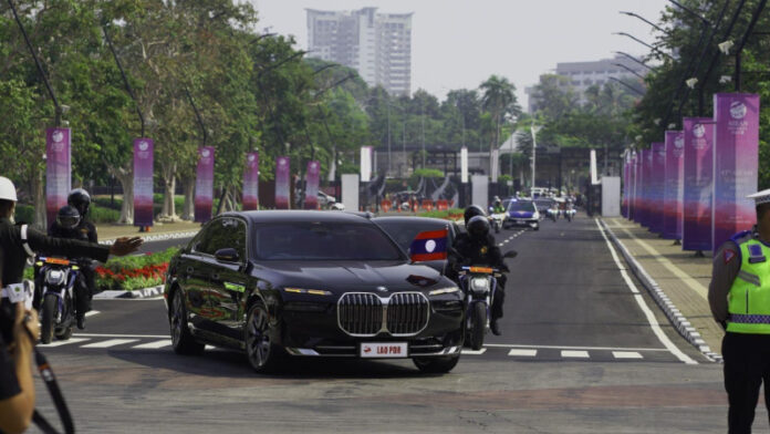 Sedan listrik BMW i7 jadi kendaraan yang digunakan delegasi pada KTT ASEAN Ke-43 di Jakarta