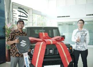 Suzuki Serahkan Jimny Untuk Pemenang Undian Triple Surprise Suzuki Jimny pemenang undian Triple Surprise
