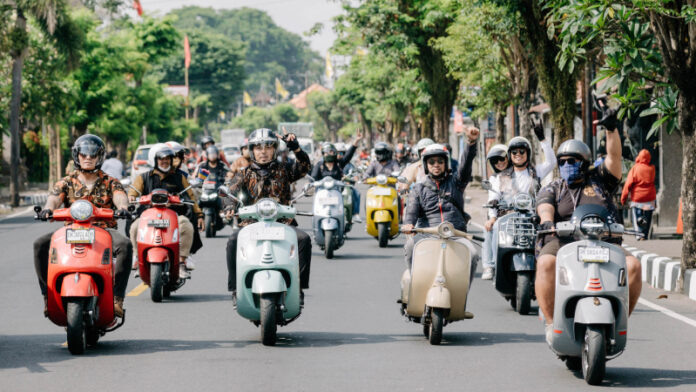 PT Piaggio Indonesia rayakan Hari Batik Nasional 2023 dengan riding bareng