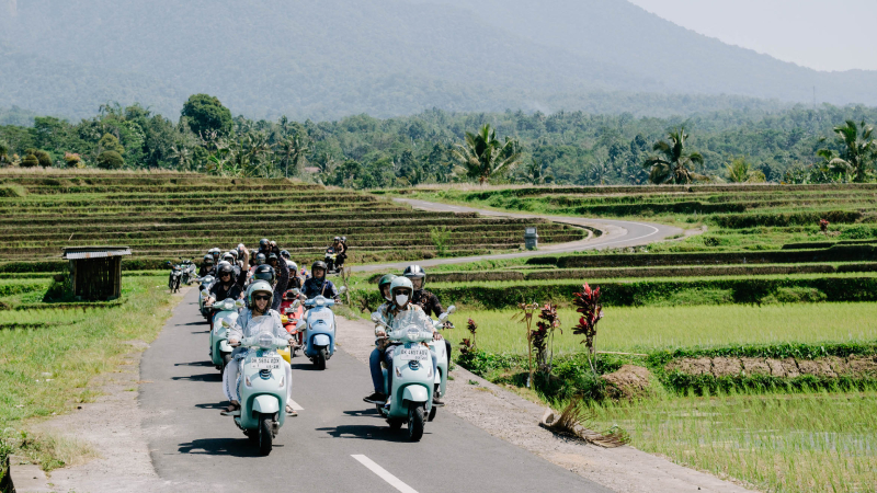 PT Piaggio Indonesia rayakan Hari Batik Nasional 2023 dengan riding bareng