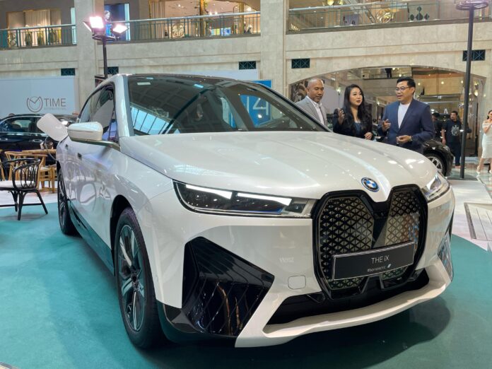 bmw mobil listrik senayan