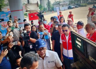 SPBU Nakal di Jalur Mudik Kena Segel Pertamina dan Kemendag SPBU nakal di rest area Karawang disegel Pertamina dan Kemendag