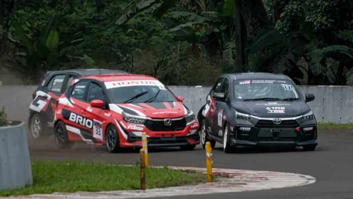 Pembalap HRI, Andri Abirezky menabrak mobil balap Toyota Gazoo Racing Indonesia
