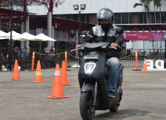 Motor Listrik EM1 e: Dijajal Ratusan Pengunjung PEVS 2024 Motor listrik EM1 e: telah dicicipi ratusan pengunjung PEVS 2024