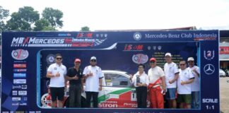 Foto bersama Mercede-Benz Club Indonesia dengan penyelenggara MOMRC dan Pengelola Sirkuit Sentul