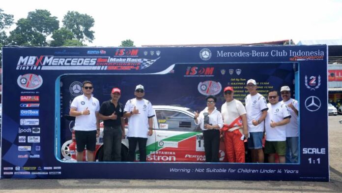 Foto bersama Mercede-Benz Club Indonesia dengan penyelenggara MOMRC dan Pengelola Sirkuit Sentul