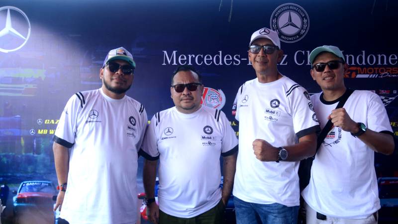 Foto bersama Mercede-Benz Club Indonesia dengan penyelenggara MOMRC dan Pengelola Sirkuit Sentul