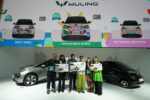 Foto ketiga pemenang bersama para juri di acara Pengumuman Pemenang Kompetisi Your Art Your Icon, Booth IIMS 2025