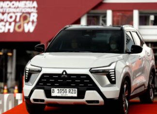Di IIMS 2025 Mitsubishi Xforce Kurang Diminati Dibandingkan Xpander Mitsubishi Xforce tengah dites oleh pengunjung di IIMS 2025
