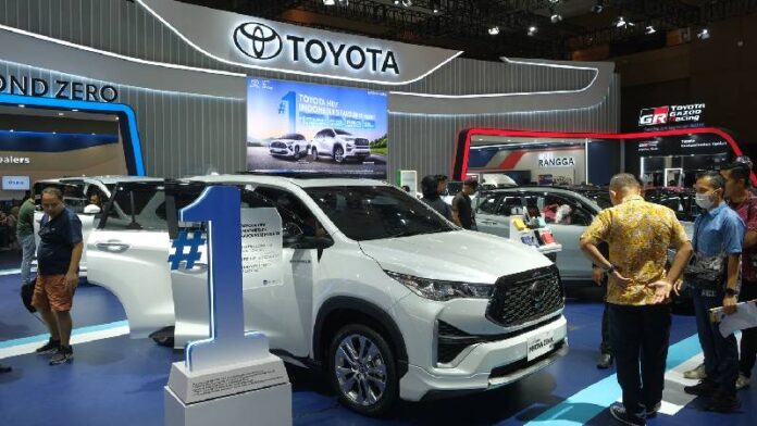 Mobil hybrid Toyota jadi buruan pengunjung IIMS 2025