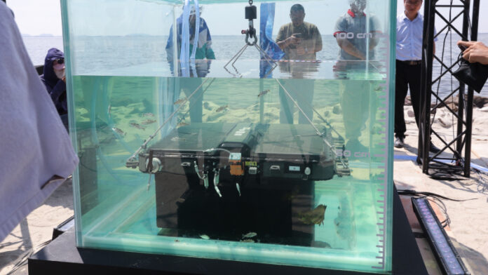 Uji baterai mobil hybrid direndam air laut