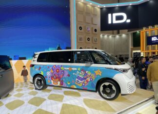 ID. BUZZ Jadi Kanvas Seni Bergerak di GIIAS 2025, Kolaborasi Volkswagen dan Seniman Muda Indonesia ID. Buzz kolaborasi maxdecal dan seniman muda GIIAS 2025