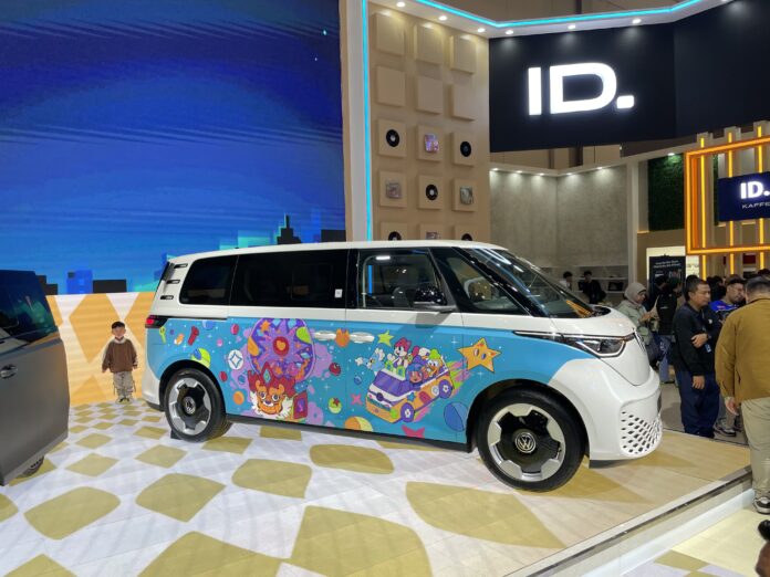 ID. Buzz kolaborasi maxdecal dan seniman muda GIIAS 2025
