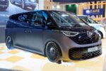 Modifikasi eksterior ID. BUZZ dengan menggunakan airsuspension, velg ring 22, dan stiker berwarna matte grey