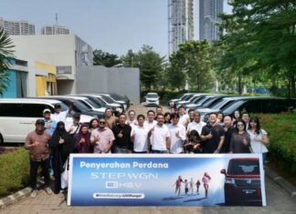 Serah Terima Honda STEP WGN e:HEV Pertama di GIIAS 2025 Serah terima Honda STEP WGN e:HEV