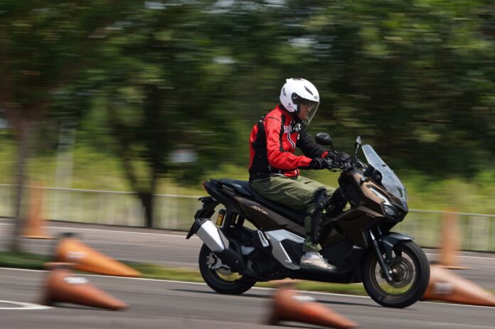 mencicipi honda adv160 roadsync