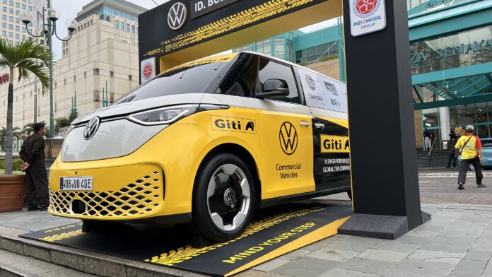 Rainer Zeitlow, pria asal Jerman melakukan ekspedisi berkendara keliling dunia menggunakan mobil listrik VW ID. Buzz.