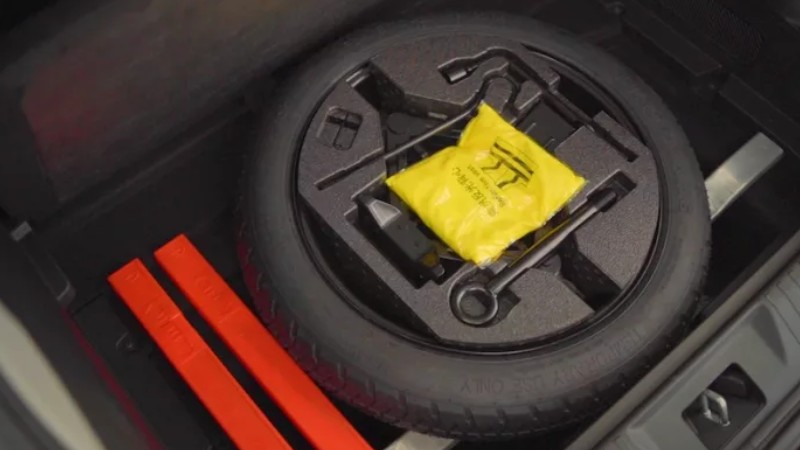 Ban serep mobil listrik AION UT