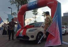 Puluhan Konsumen Mobil Listrik AION UT Resmi Terima Unit Ceremony penyerahan unit kepada konsumen mobil listrik AION UT