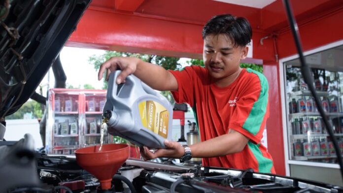 Mengganti oli kendaraan