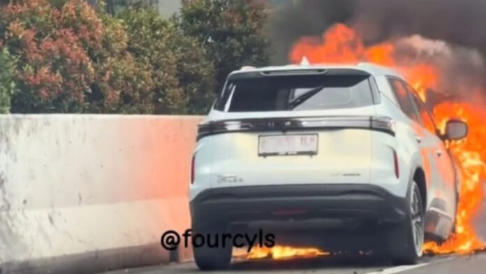 Chery Tiggo Cross CSH terbakar di ruas tol jakarta cikampek