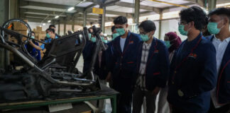 Kunjungan mahasiswa ke pabrik United Bike
