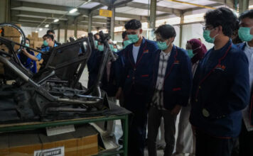 Mahasiswa ULBI Pelajari Proses Produksi Sepeda di Pabrik United Bike Citeureup Kunjungan mahasiswa ke pabrik United Bike